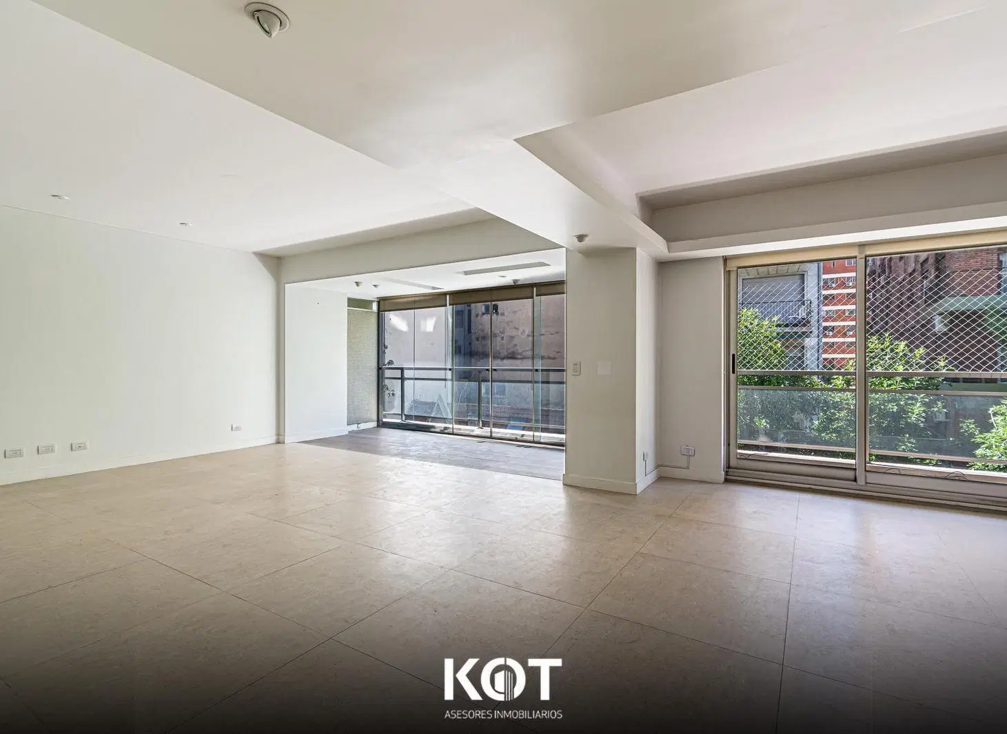 Departamento en venta 4 Ambientes en Quartier Libertador con Cochera Doble y Baulera. 2