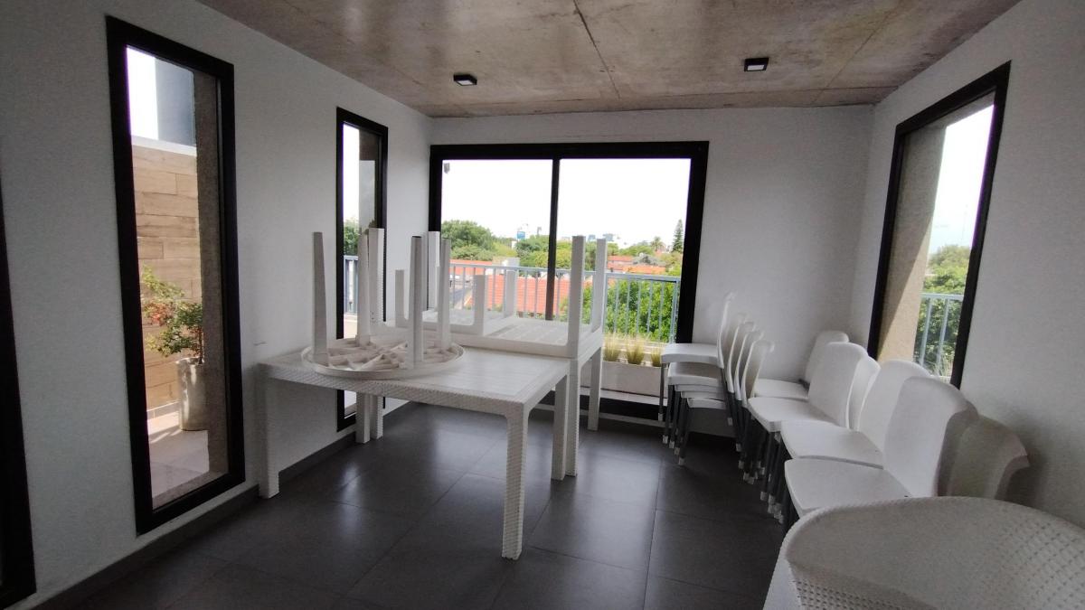 Departamento en Venta de 2 Dorm. C/cochera y Baulera en Florida Oeste. 2