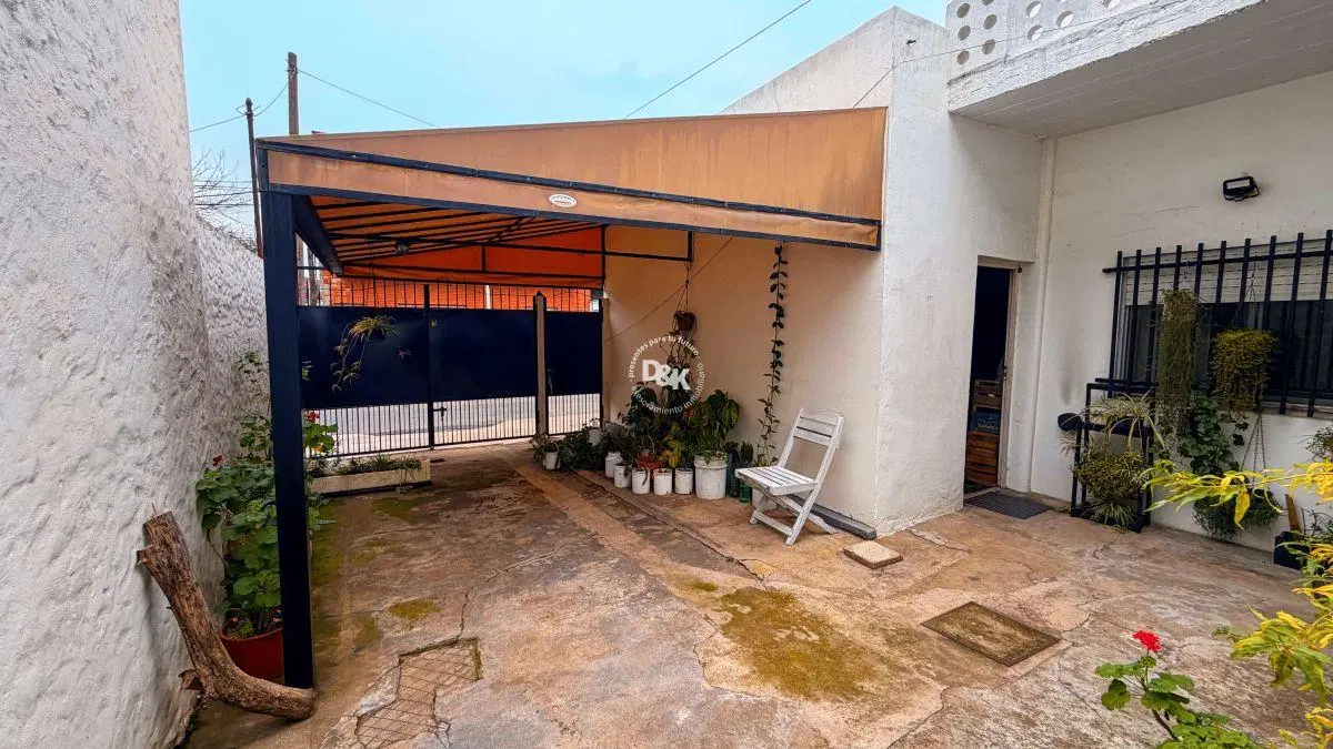 Casa en venta de 2 dormitorios c/cochera en Loma Hermosa 1