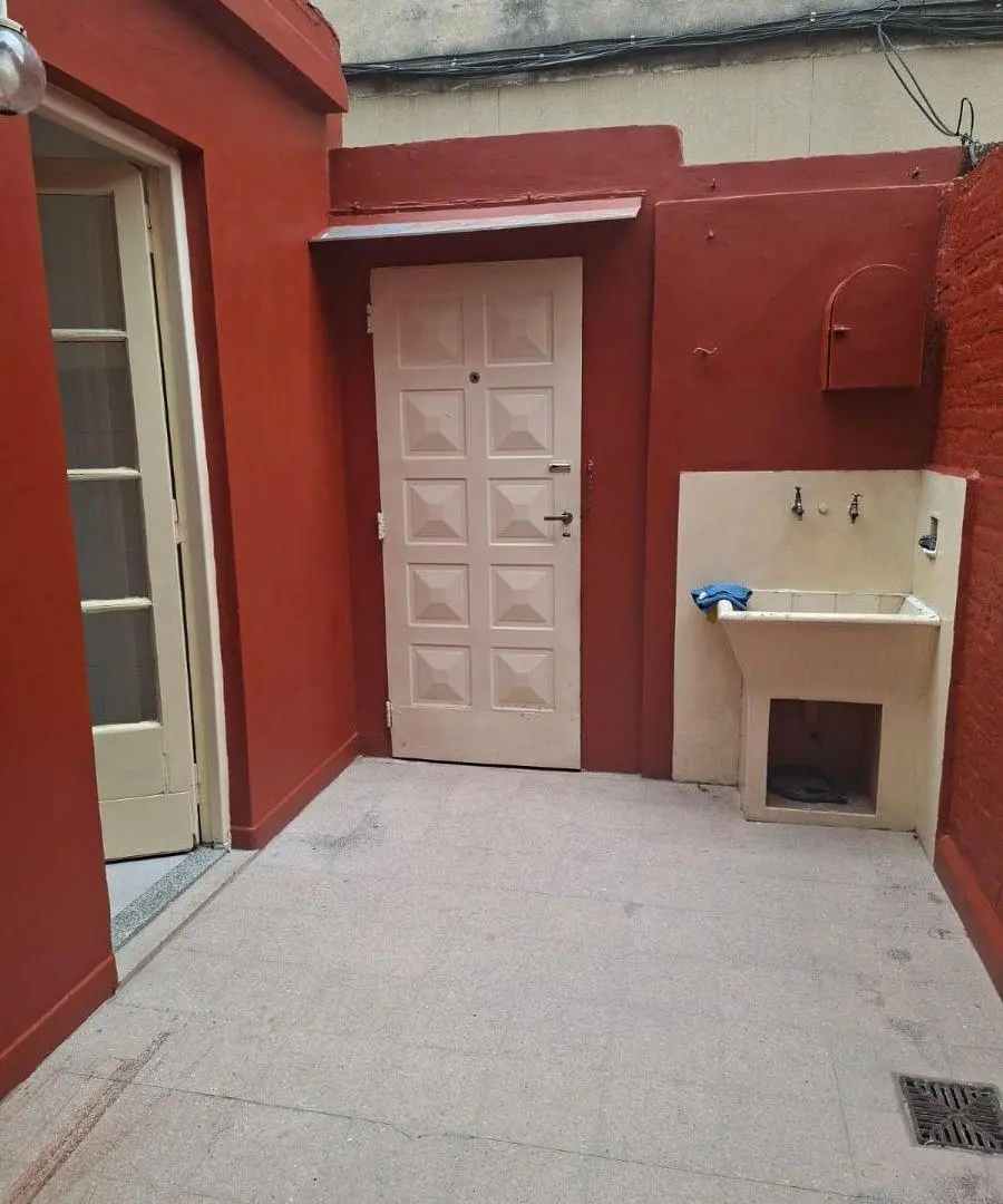 -B-ALQUILER PH 1 ambiente, con patio y cocina independiente – ALMAGRO 1