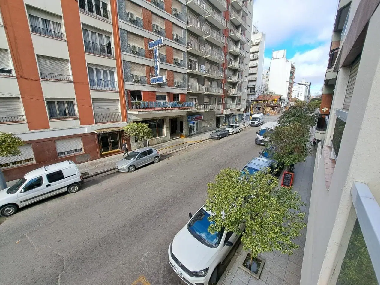 3 Amb. frente con balcon - reciclado- centro-plaza Mitre 5