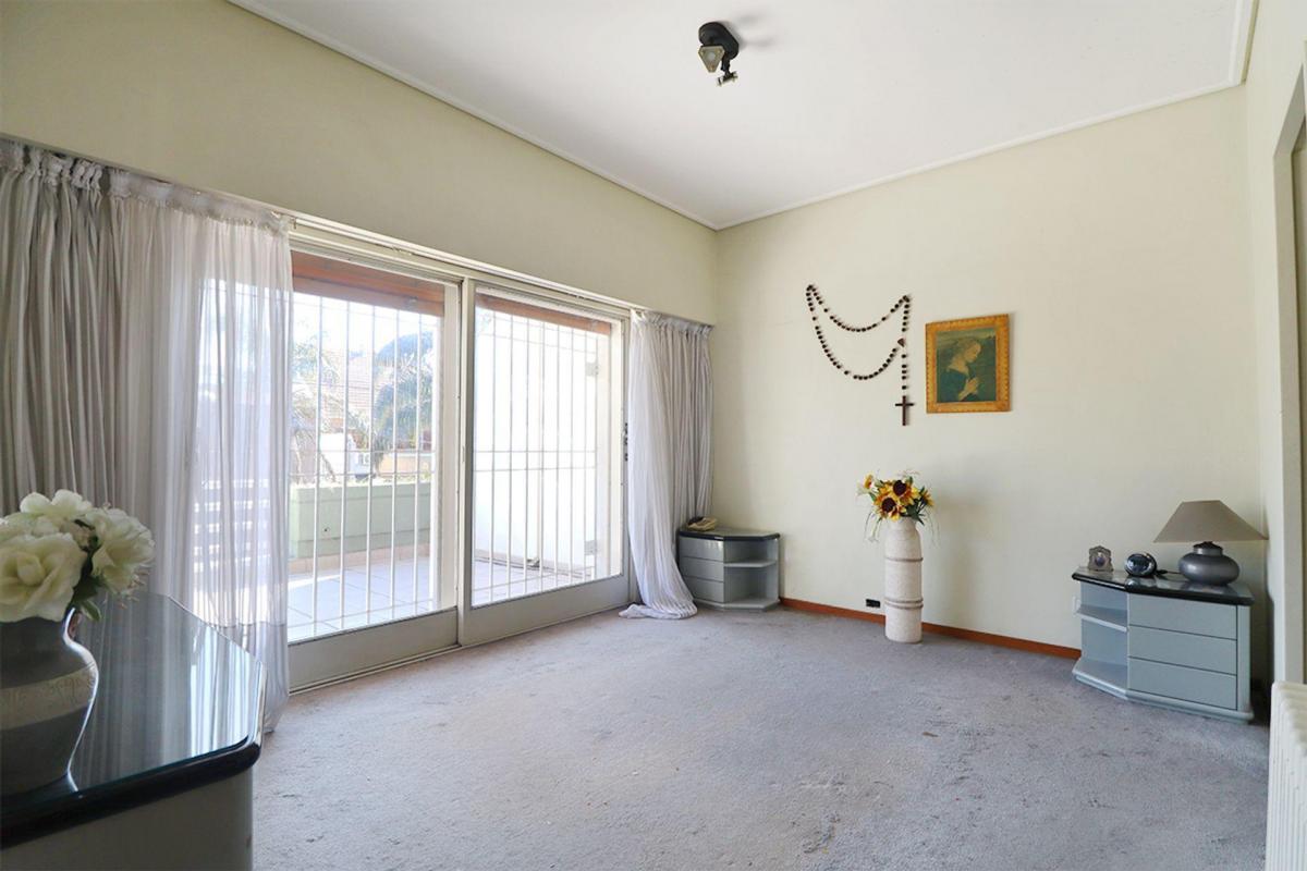 Venta Casa 6 Ambientes Monte Castro con Parque 4