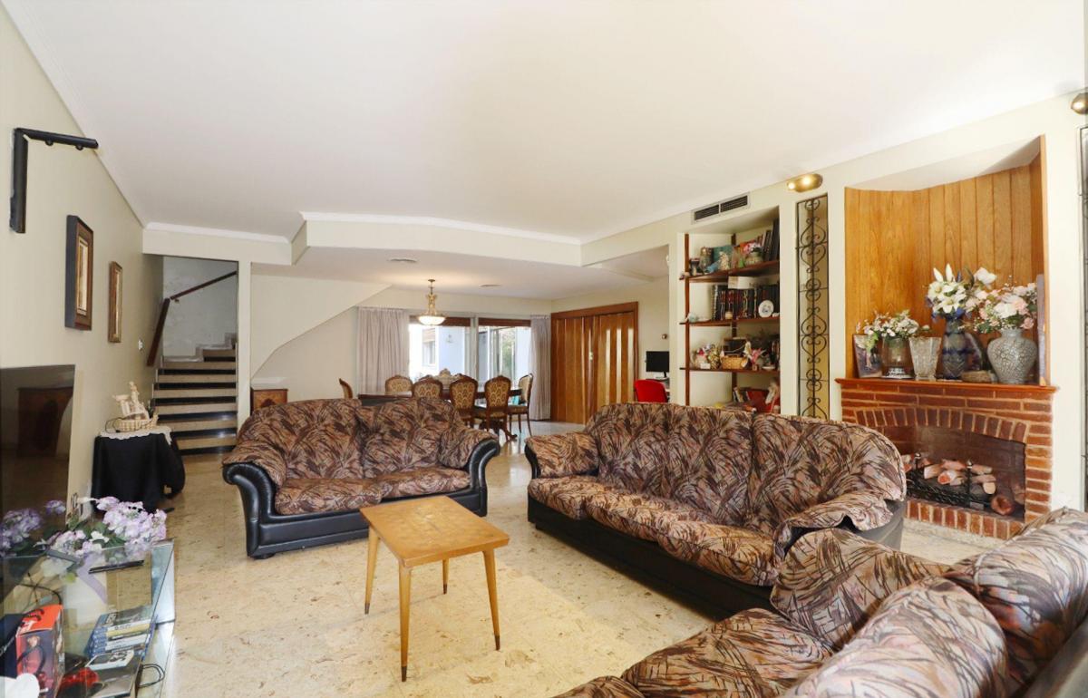 Venta Casa 6 Ambientes Monte Castro con Parque 1