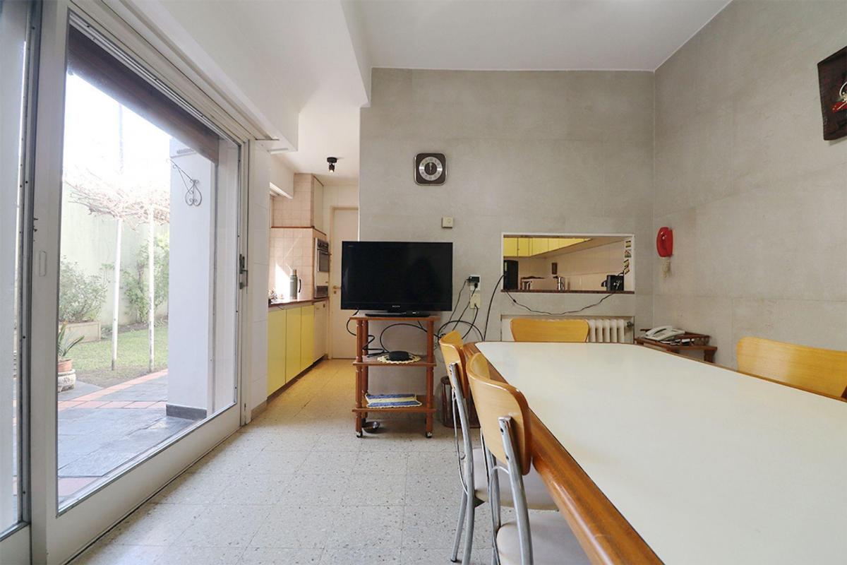 Venta Casa 6 Ambientes Monte Castro con Parque 3