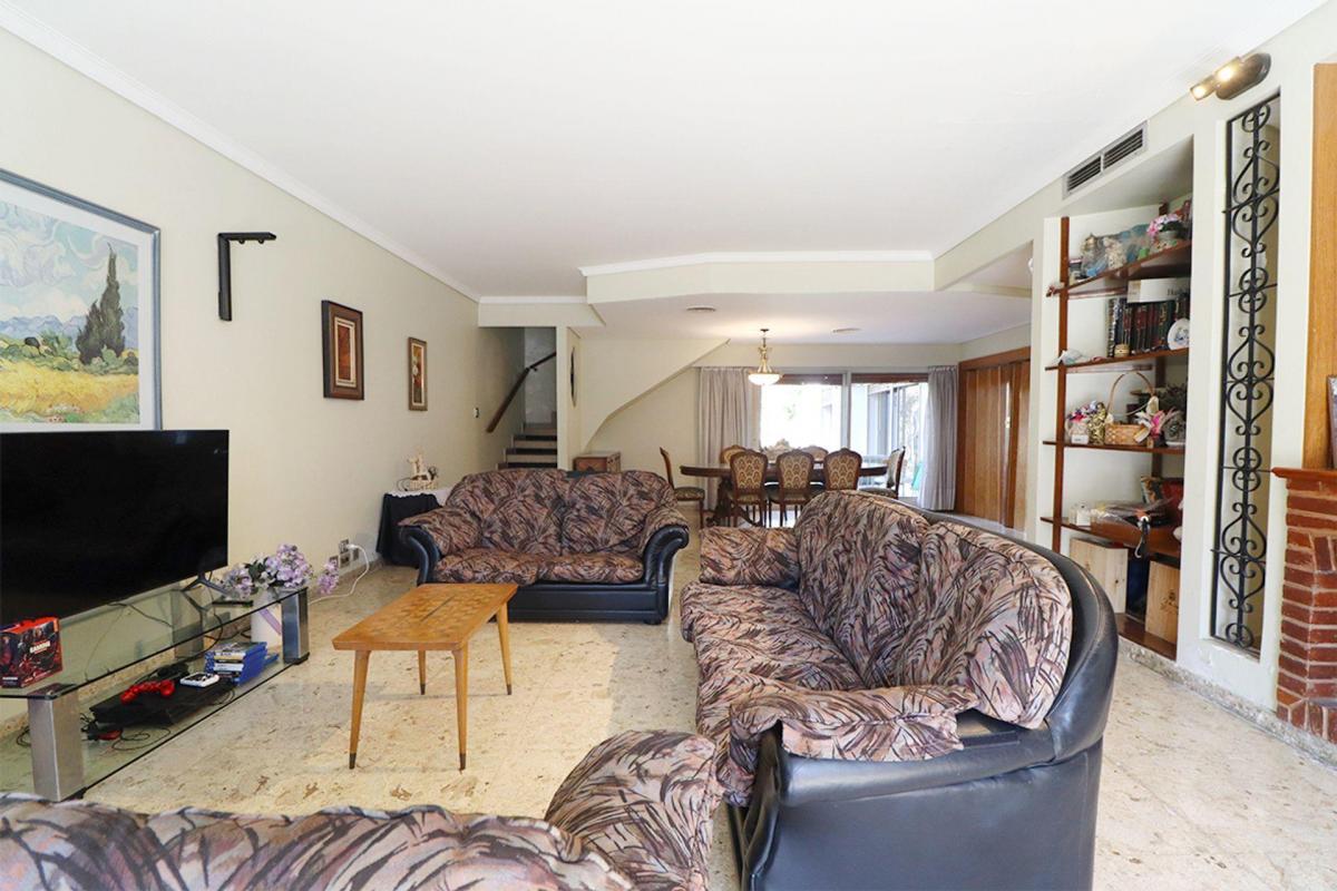 Venta Casa 6 Ambientes Monte Castro con Parque 5