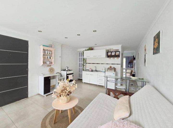 Vivienda multifamiliar con pileta y jardín 3