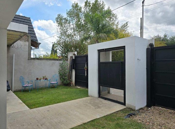 Vivienda multifamiliar con pileta y jardín 2