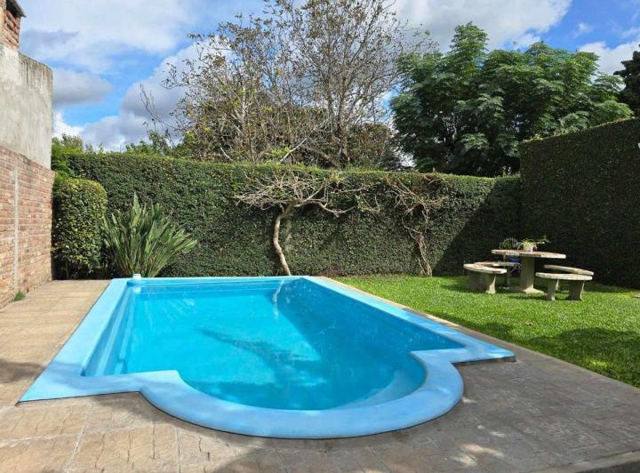 Vivienda multifamiliar con pileta y jardín 4