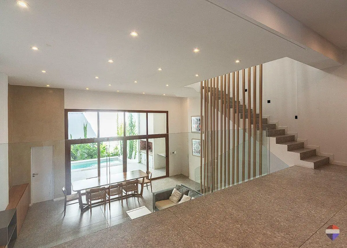 VENTA CASA 5 AMB 4 SUITE COCHERA DOBLE PILETA 5