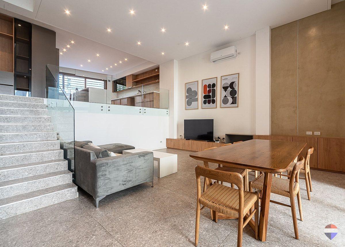VENTA CASA 5 AMB 4 SUITE COCHERA DOBLE PILETA