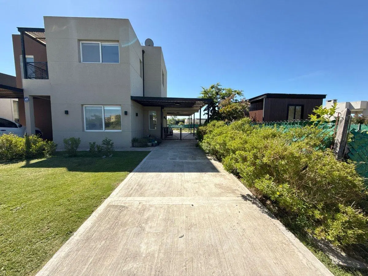 CASA 2 PLANTAS BARRIO SAN RAMON PILETA GALERIA 2