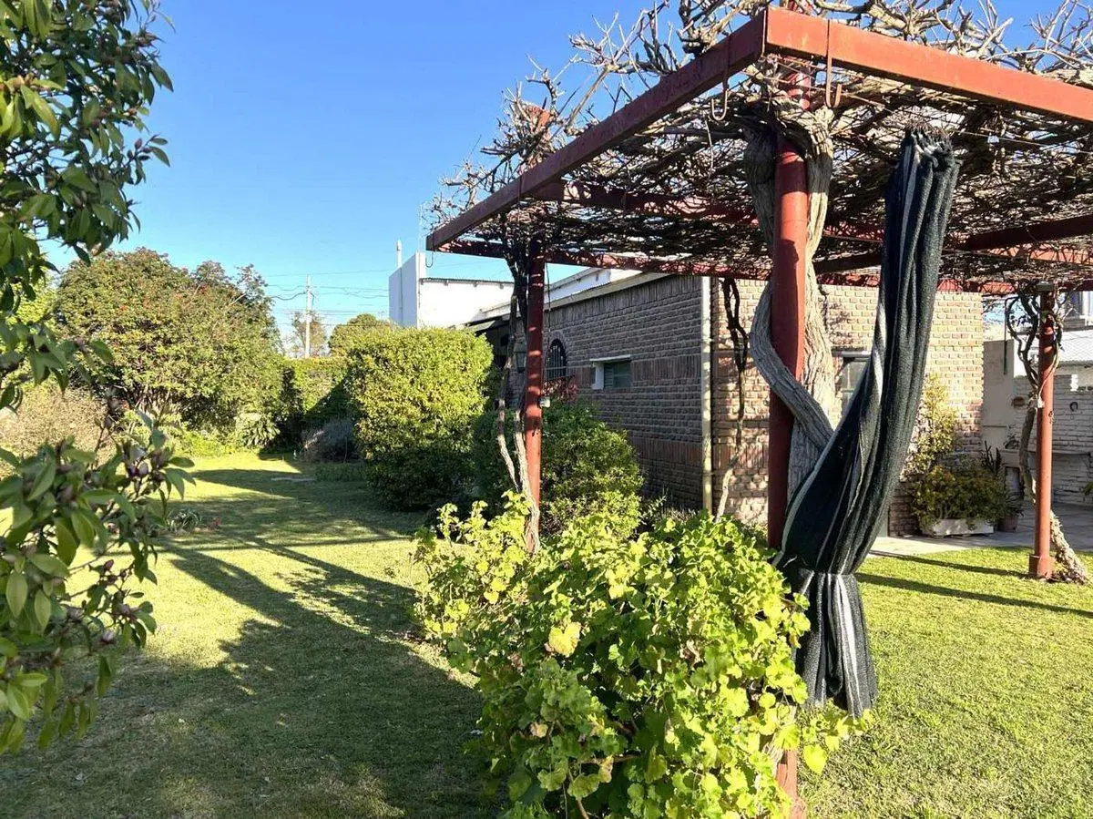 Casa 3 ambientes con pileta en venta en Platanos 2