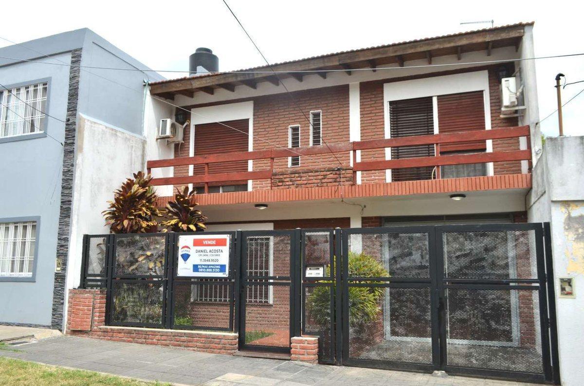 VENTA CASA 4 AMB CON PILETA, COCHERA Y PARRILLA
