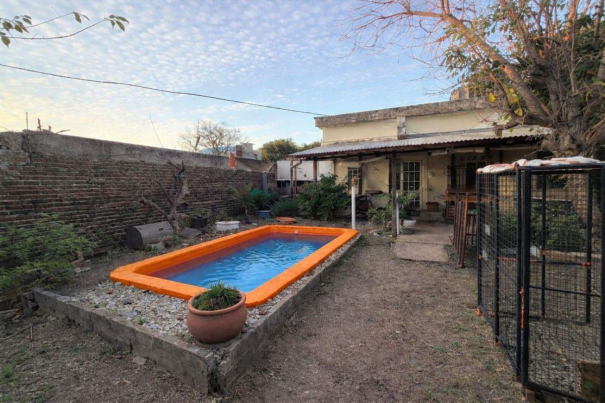 VENTA CASA 4 AMB CON COCHERA, JARDIN Y PILETA