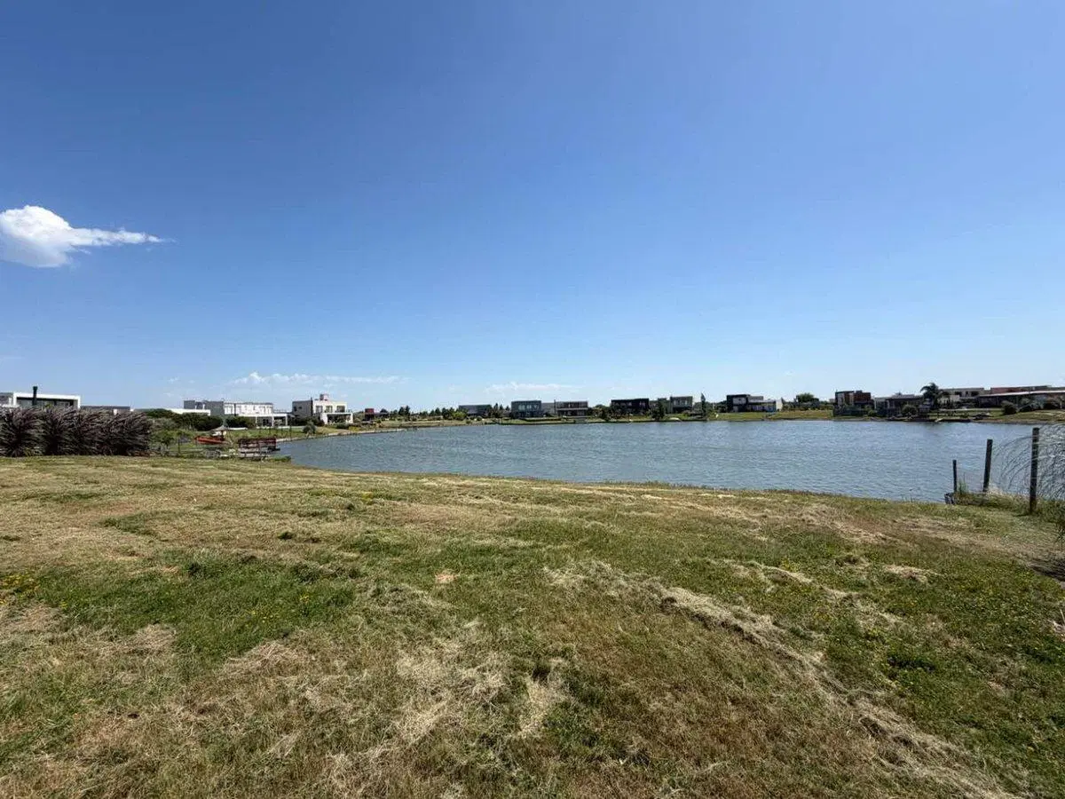VENTA LOTE 854M2 A LA LAGUNA SAN SEBASTIAN AREA 8 5