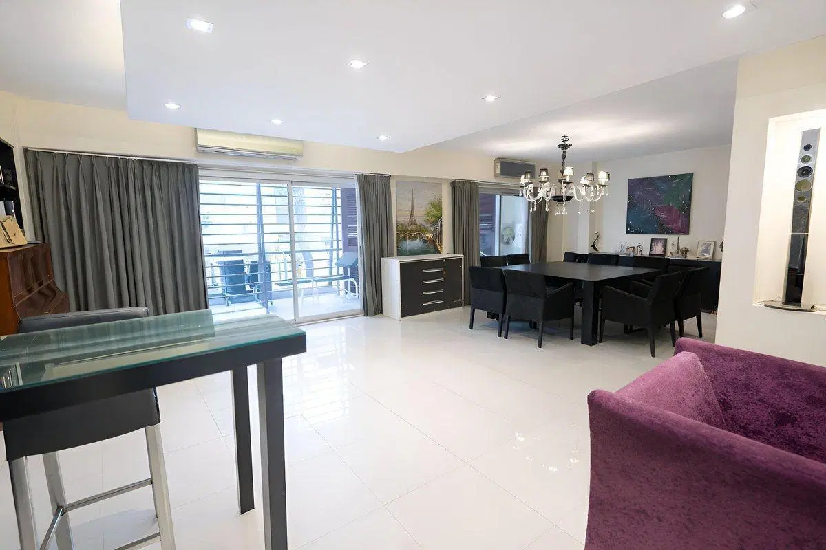 VENTA DEPTO 4 AMB Y DEPCIA CON JARDIN Y COCHERA 2