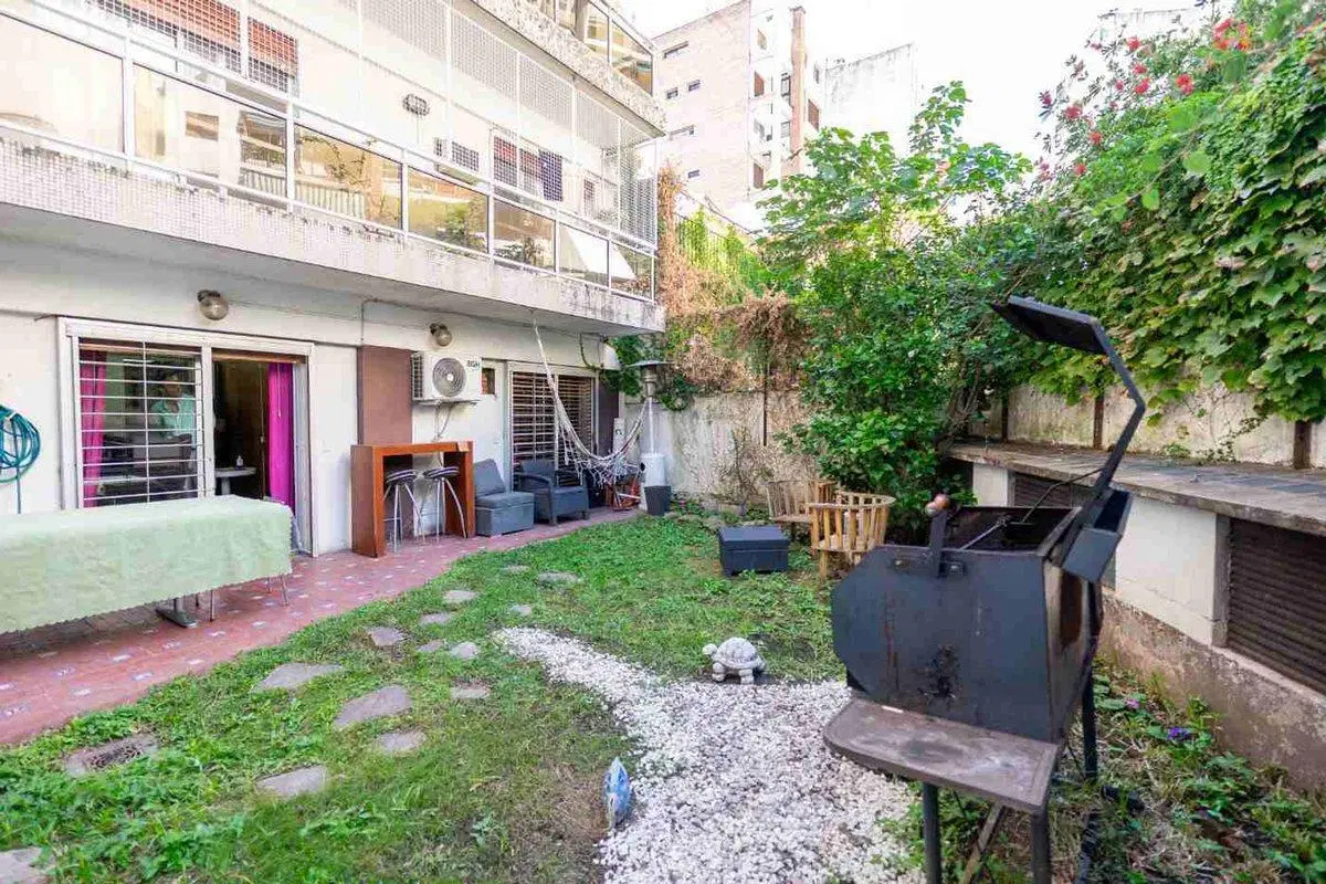 VENTA DEPTO 4 AMB Y DEPCIA CON JARDIN Y COCHERA 5