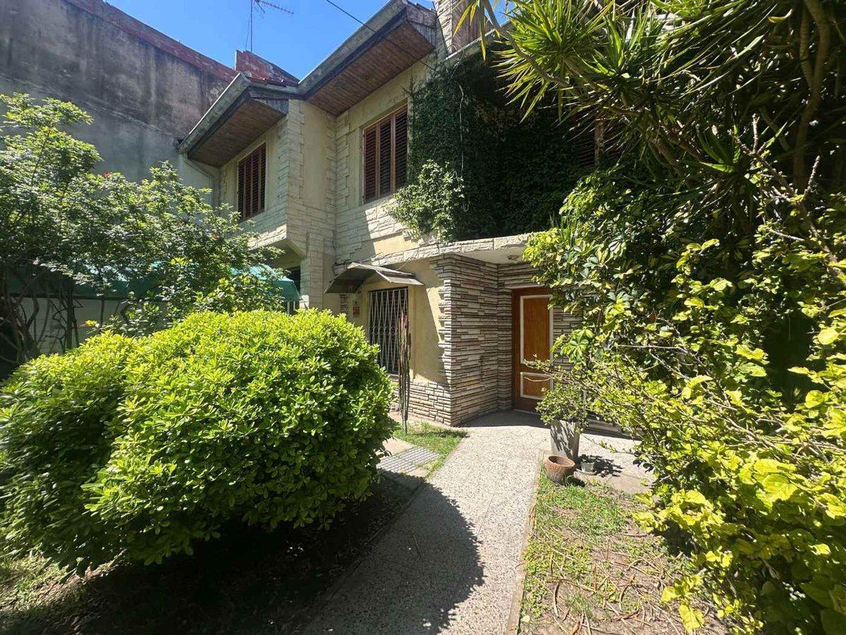 CASA EN VENTA 6 AMB JARDIN TERRAZA Y GARAGE