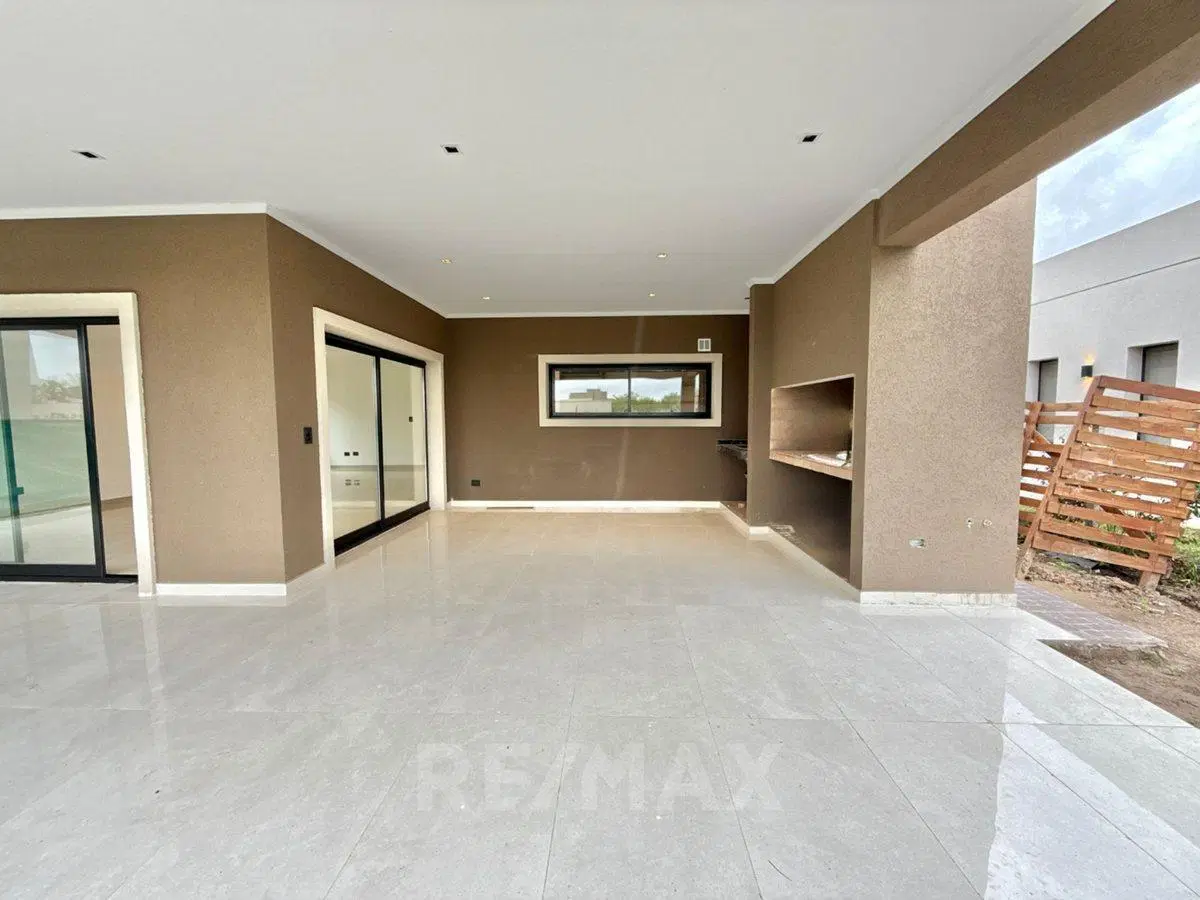 CASA 6 AMB EN VENTA B° SAN PABLO PILAR SEGURIDAD 2