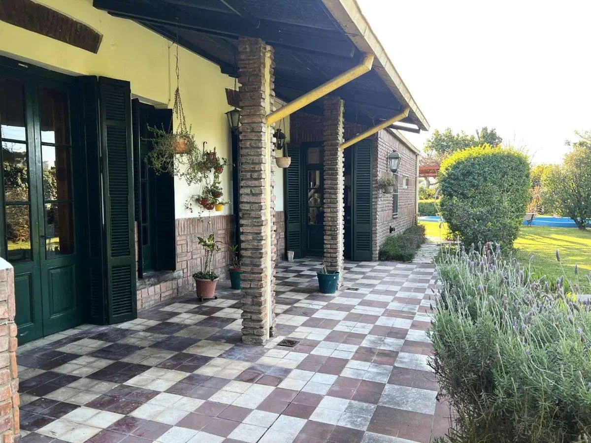 Casa 3 ambientes con pileta en venta en Platanos 2
