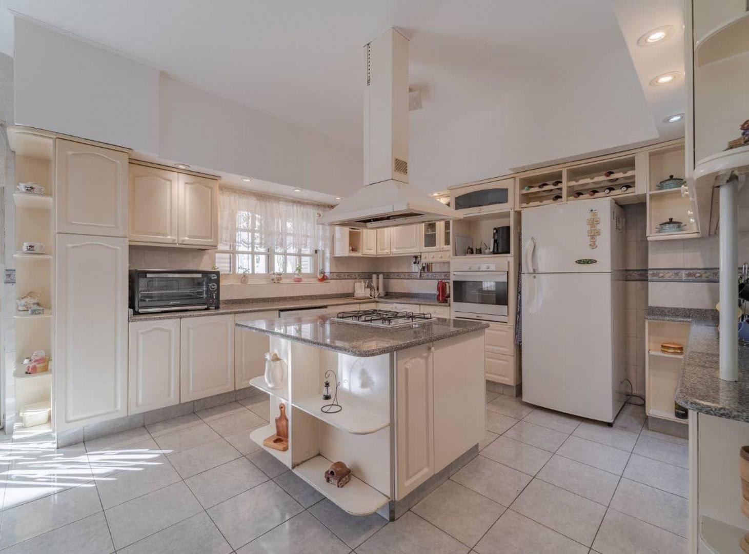 VENTA CASA 5 AMBIENTES CON QUINCHO SANTOS LUGARE