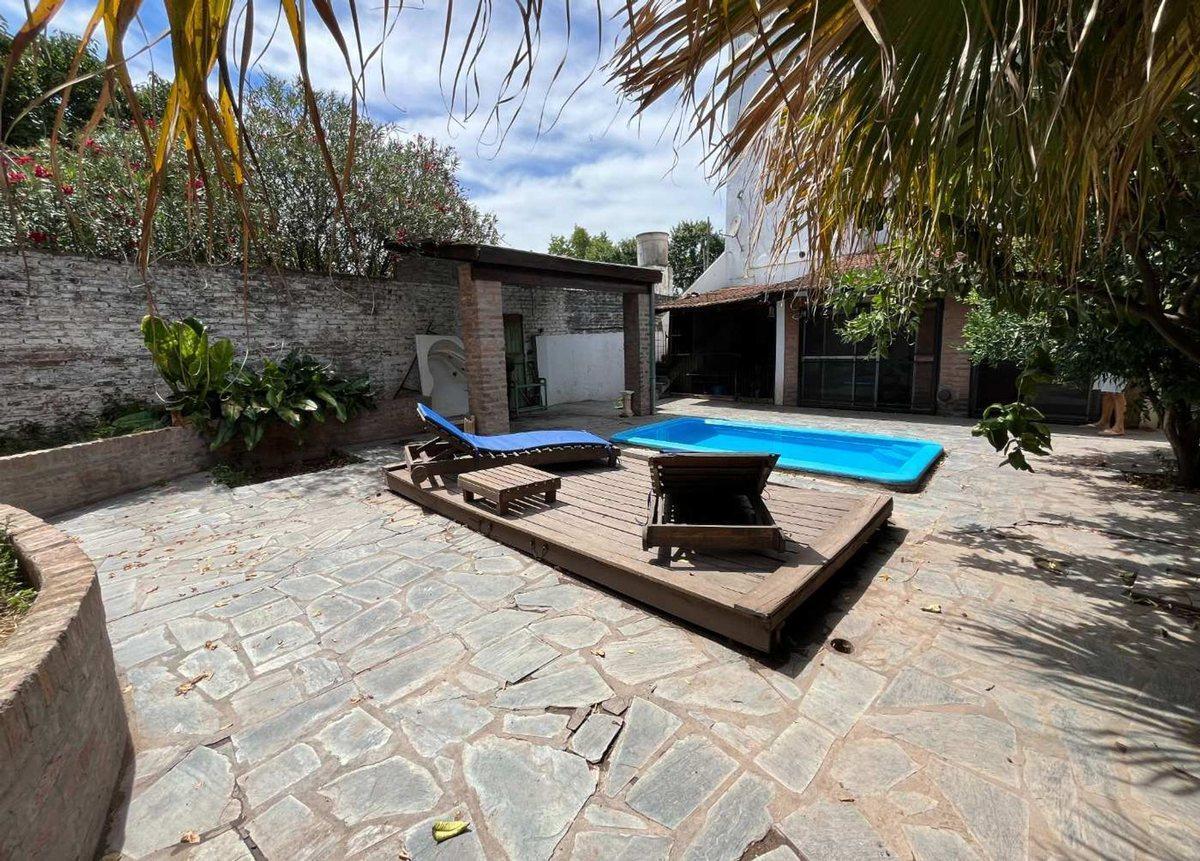 VENTA CASA 4 AMB COCHERA MÁS DOS DPTOS 2 AMB MERLO