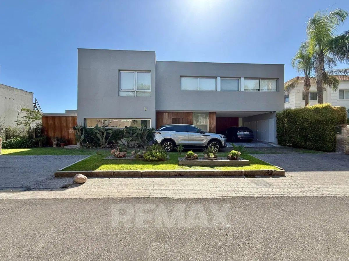 CASA 6 AMB EN VENTA B° LA ARAUCARIA BELLA VISTA 3