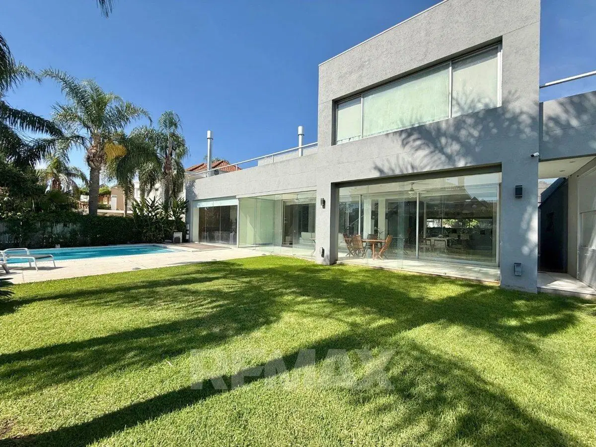 CASA 6 AMB EN VENTA B° LA ARAUCARIA BELLA VISTA 2