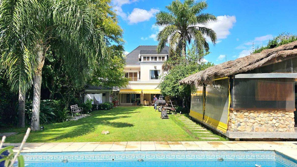 Venta Importante Casa 650 m2 cub en Vicente Lopez