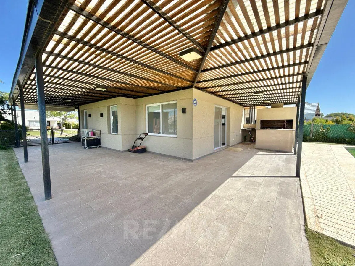 CASA 2 PLANTAS BARRIO SAN RAMON PILETA GALERIA 8