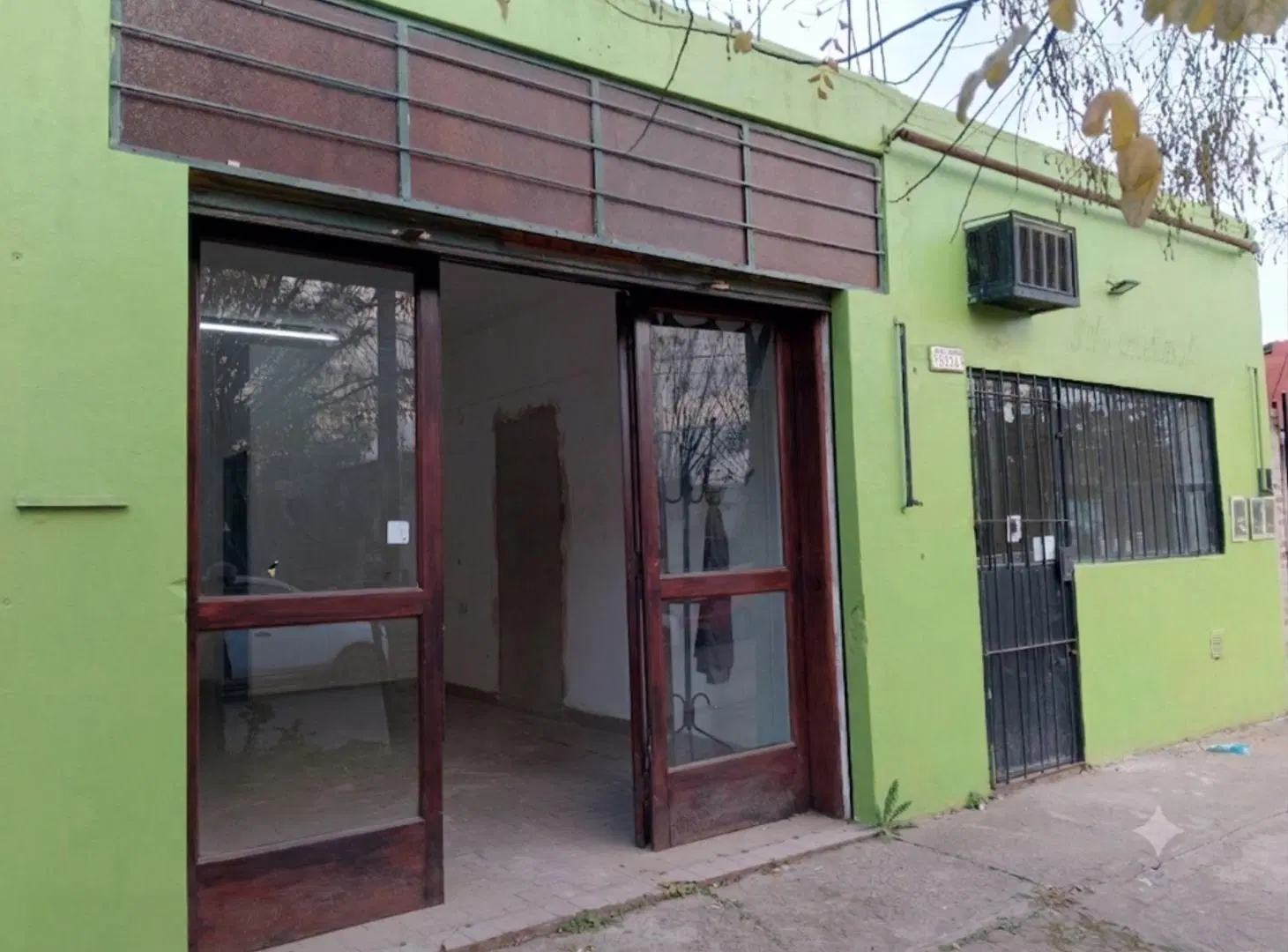 CASA VENTA + 2 LOCALES COMERCIALES IDEAL INVERSOR 4