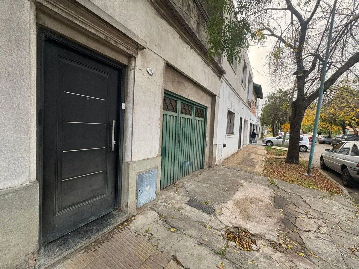 VENTA CASA 4 AMB CON PATIO Y GARAGE EN V. LOPEZ 5