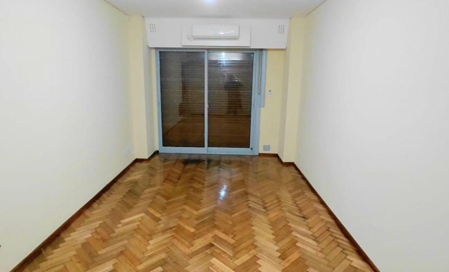 Foto de Alquiler Tres ambientes balcon y Patio Centro, imagen 1