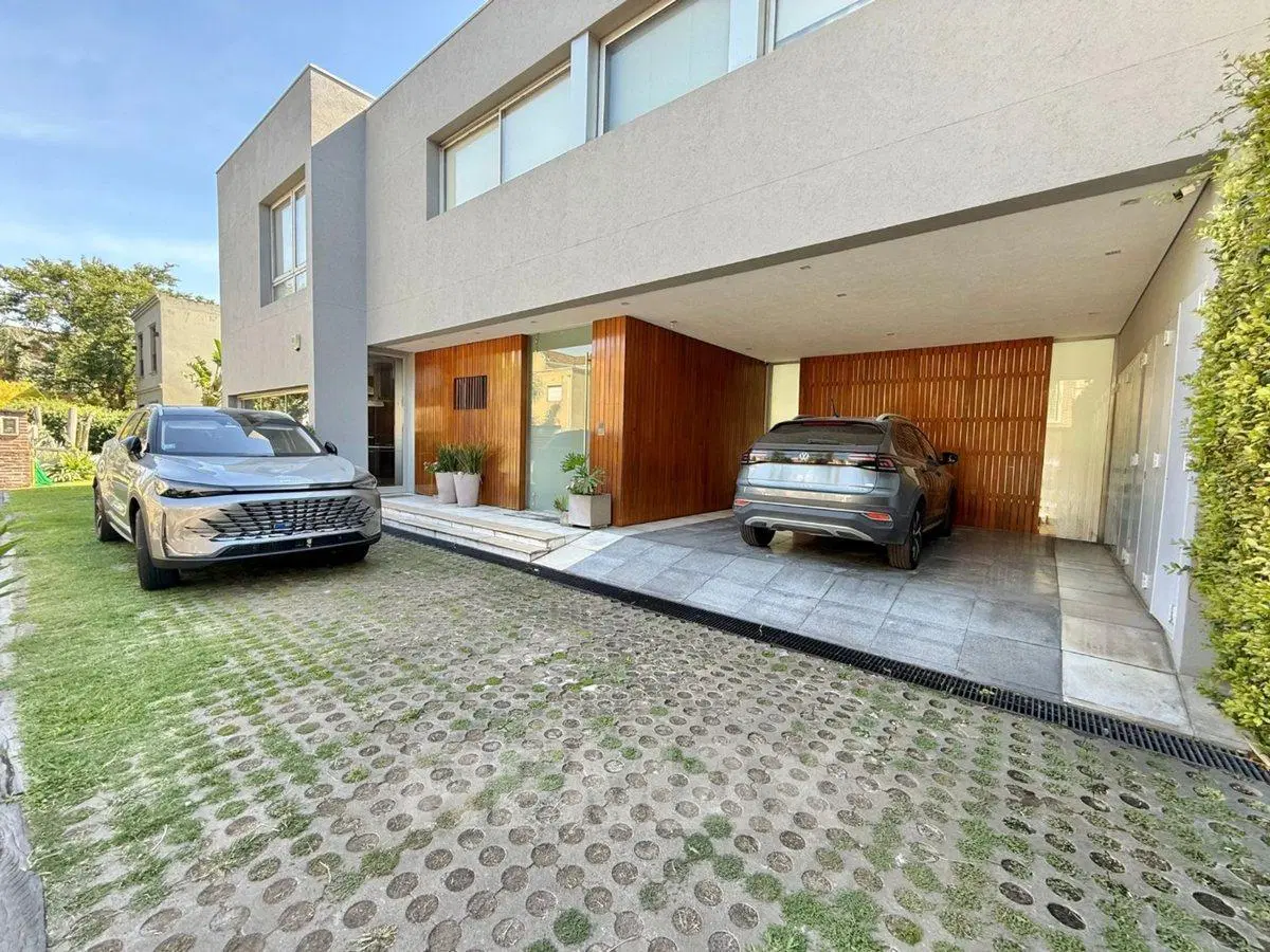 CASA 6 AMB EN VENTA B° LA ARAUCARIA BELLA VISTA 5