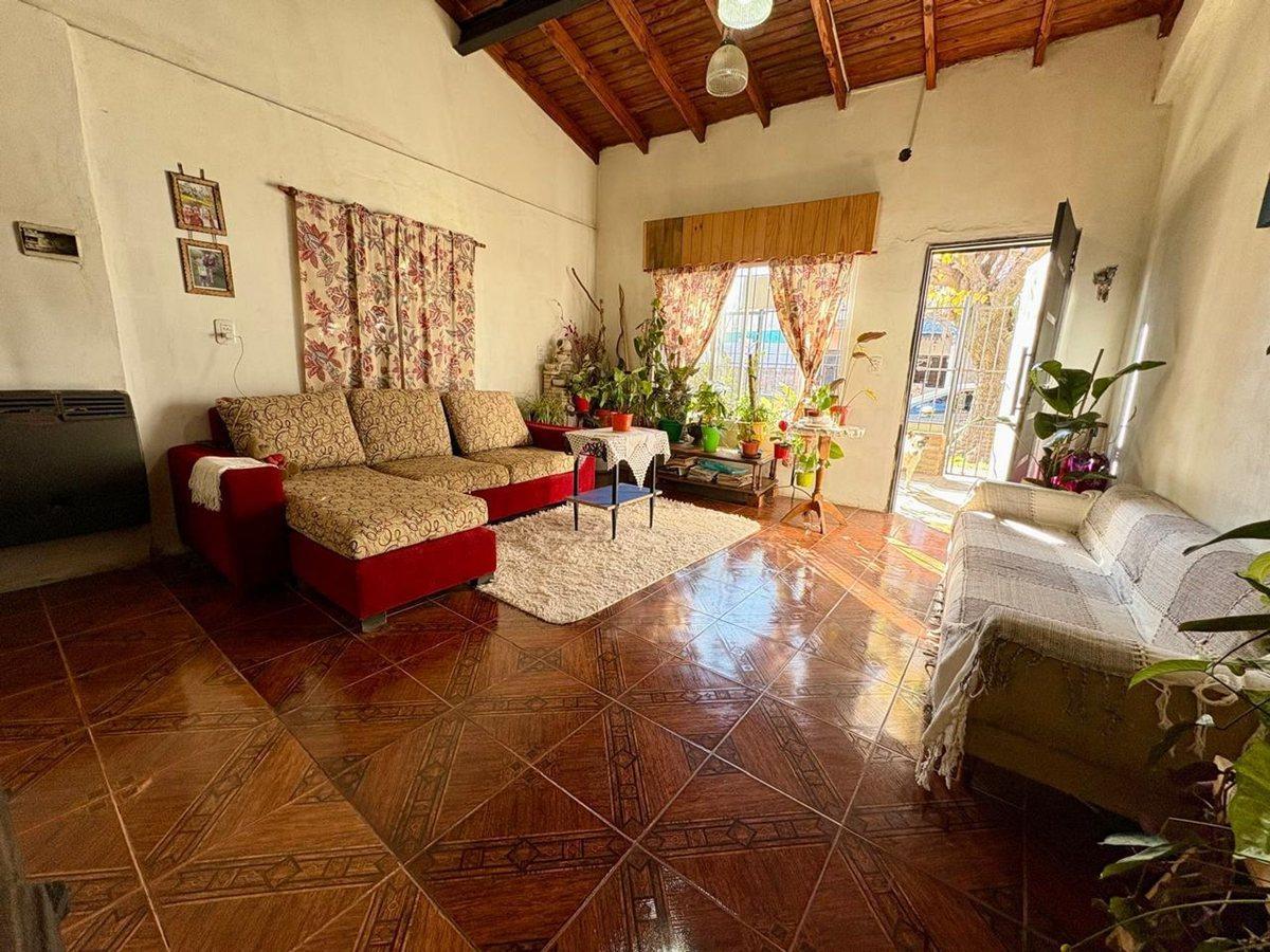 Foto de VENTA CASA 4 AMB CON COCHERA, JARDIN Y PARRILLA, imagen 2