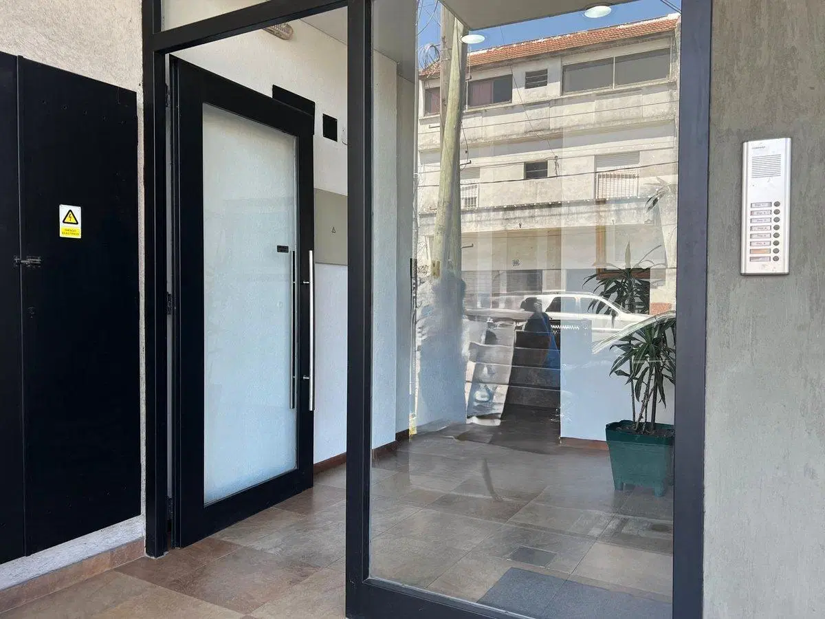Venta departamento 2 ambientes con cochera Wilde 5