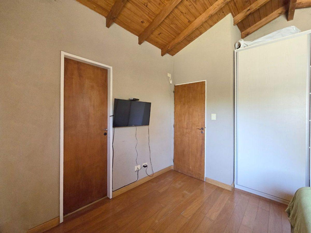 Foto de CASA 5 AMB A MTS COUNTRY BANCO PROVINCIA PERMUTA, imagen 1