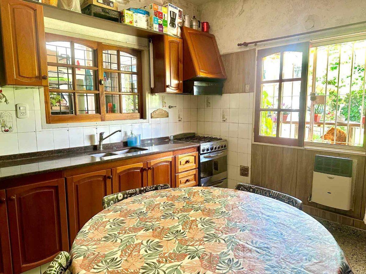 Foto de CASA EN VENTA 6 AMB JARDIN TERRAZA Y GARAGE, imagen 2
