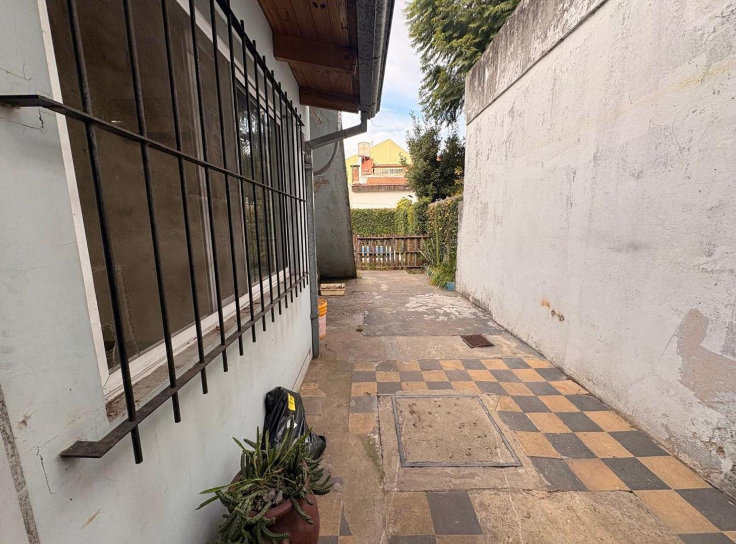 Foto de VENTA CASA 3 AMB CON PILETA Y COCHERA V. ADELINA, imagen 3