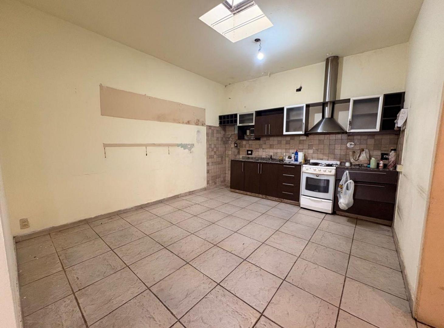Foto de VENTA CASA 3 AMB CON PILETA Y COCHERA V. ADELINA, imagen 2