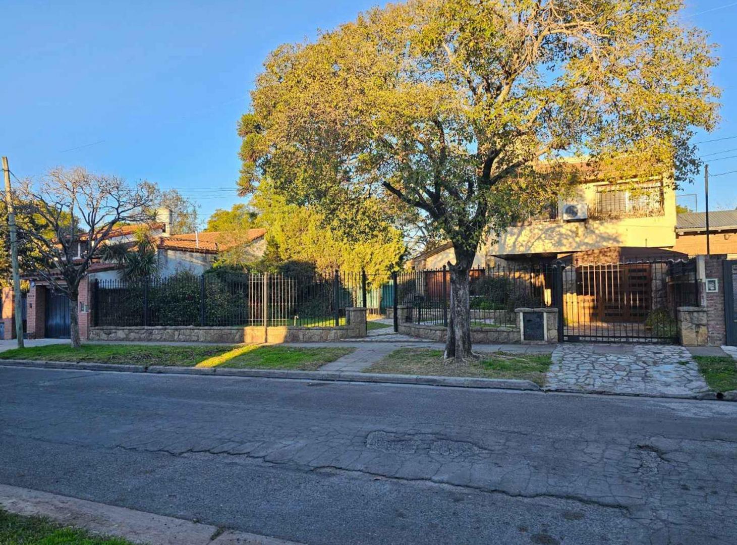Foto de VENTA CASA 5 AMB DOBLE FRENTE HURLINGHAM PARQUE, imagen 2