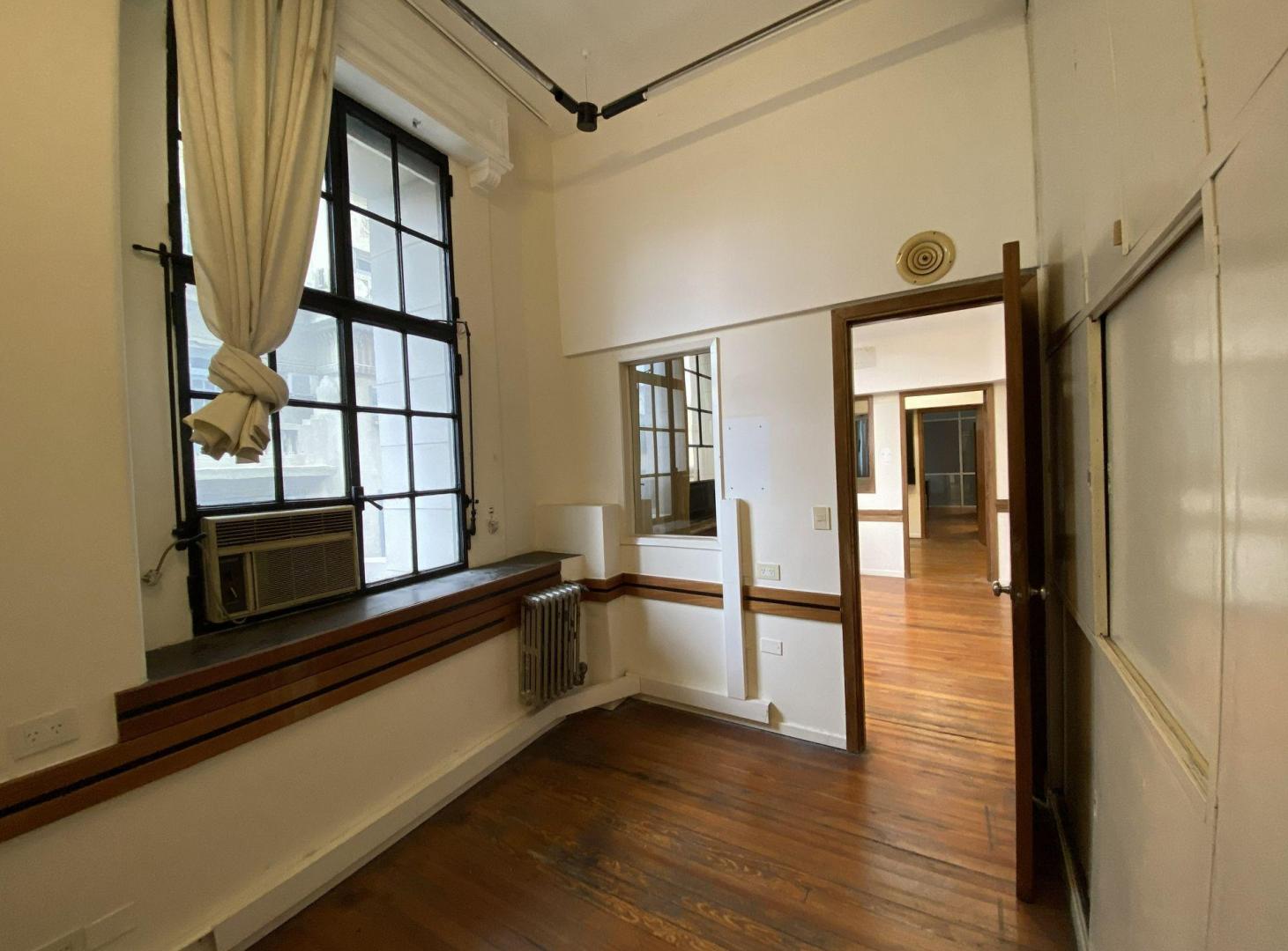 Foto de VENTA OFICINA COMERCIAL -PALACIO BAROLO, imagen 4