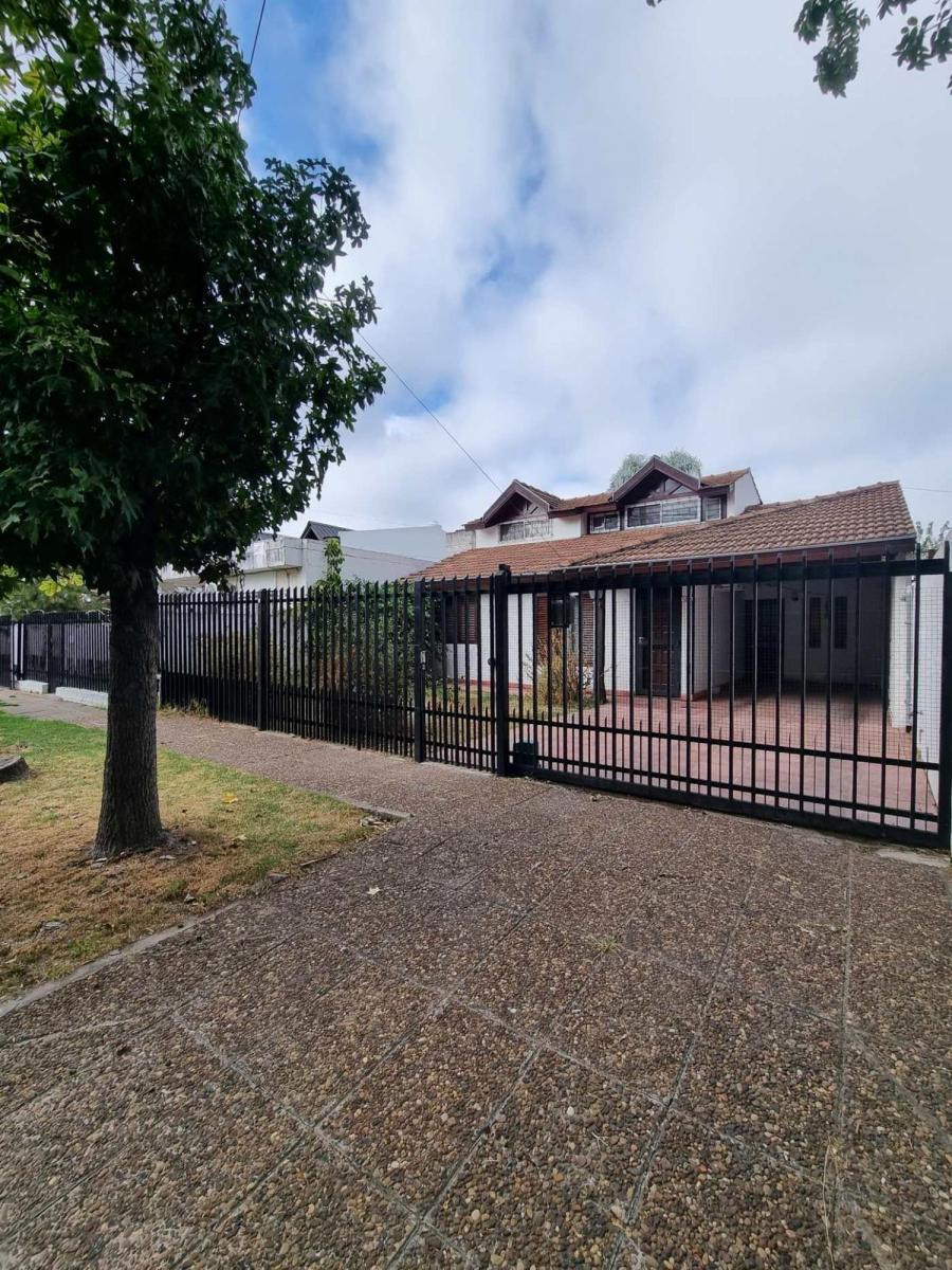 Casa 5 Ambientes en Venta Castelar Sur con Parque 1