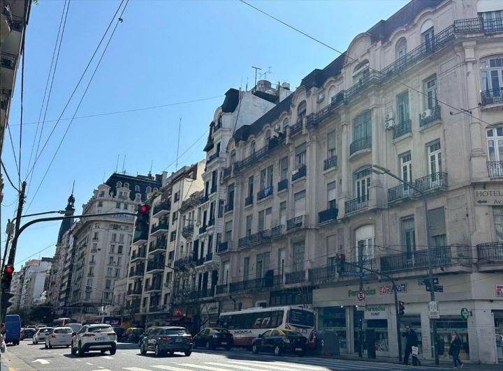 VENTA PISO A REFACCIONAR CALLAO 300. FINANCIA! 2