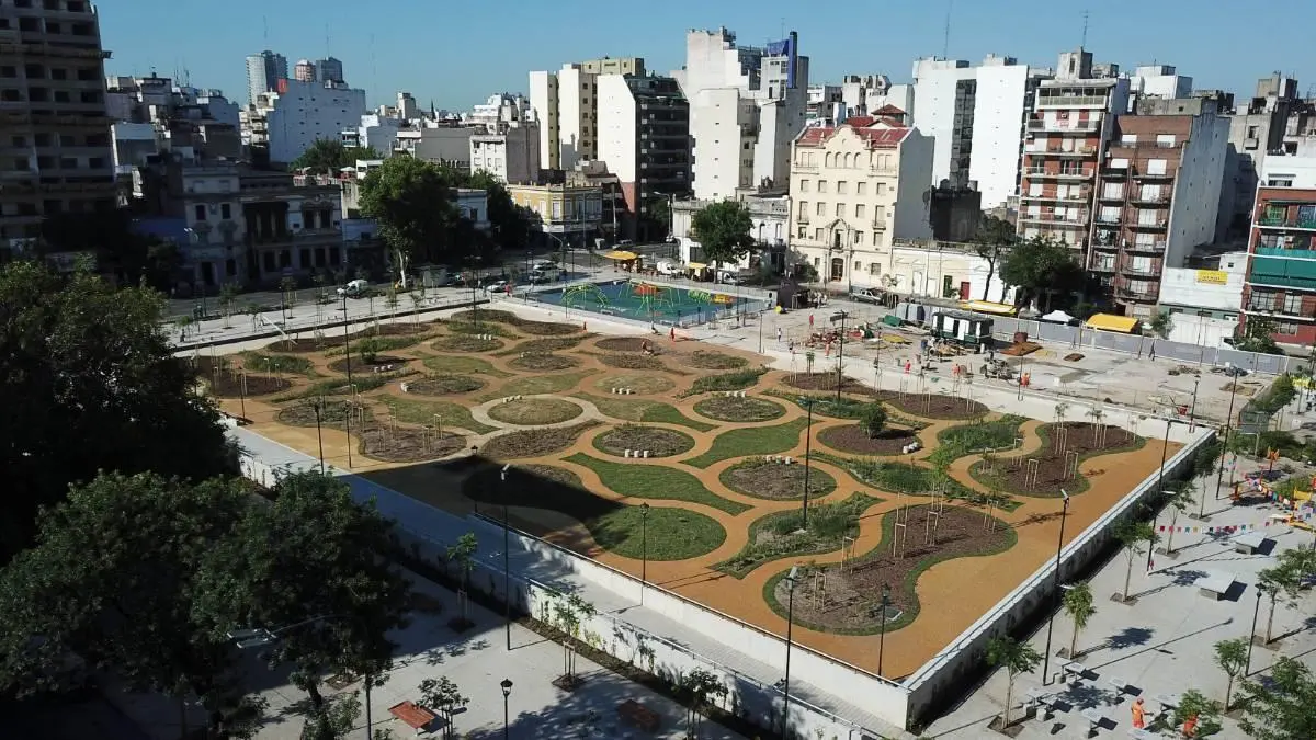 Soberbio lote sobre Avenida para emprendimiento 4