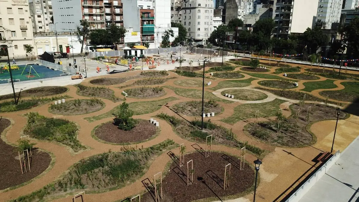 Soberbio lote sobre Avenida para emprendimiento 2