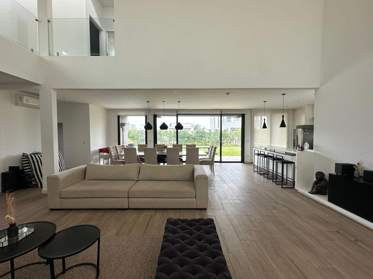 Foto de Espectacular Casa en Venta - Amplia - Araucarias, imagen 2