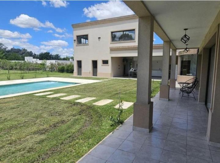 Casa 7 ambientes en Fincas de San Vicente 1