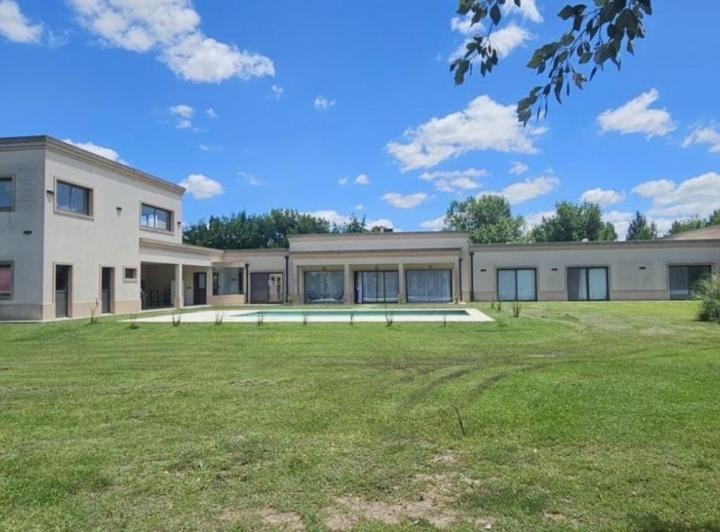 Casa 7 ambientes en Fincas de San Vicente 4