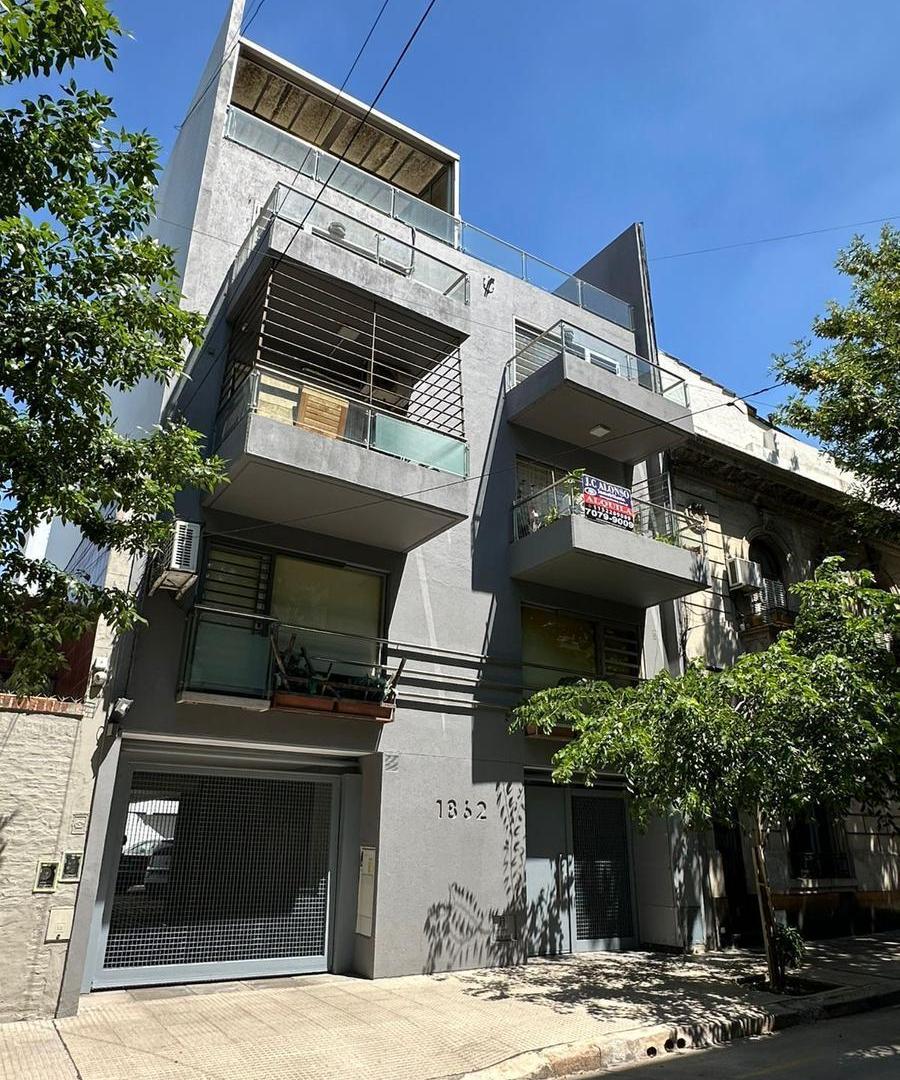 Departamento de 4 ambientes con cochera cubierta en Parque Chacabuco en duplex